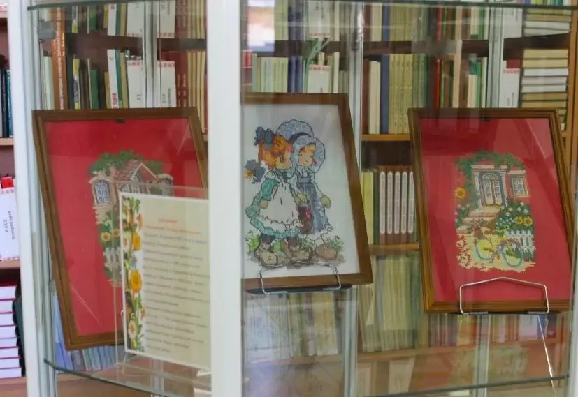 Приглашаем познакомиться с выставкой вышитых картин читателей библиотеки